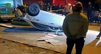 Otomobile ve elektrik direğine çarpan otomobilin sürücüsü öldü