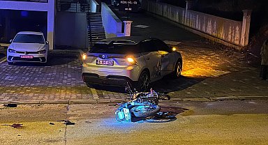 Otomobille çarpışan motosikletin sürücüsü ağır yaralandı