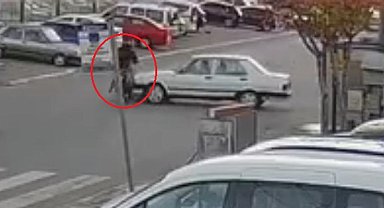 Otomobille çarpışan motosikletlinin yaralandığı kaza kamerada
