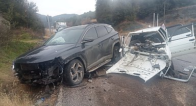 Otomobiller kafa kafaya çarpıştı:1'i ağır, 3 yaralı