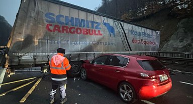 Otoyolda makas atıp yolu kapatan TIR'a otomobil çarptı