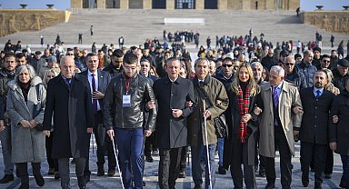 Özel, engelli bireylerle Anıtkabir'i ziyaret etti