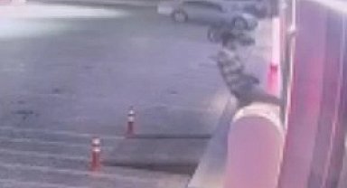 Polise bıçak çeken saldırgan, bacaklarından vurularak etkisiz hale getirildi