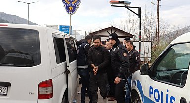 Polisi görünce kaçmaya çalışan sürücünün minibüsünden 20 kaçak göçmen çıktı