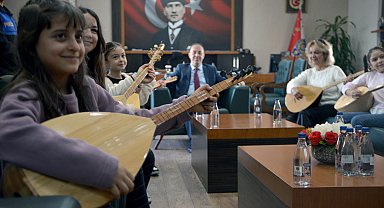 Polisin desteğiyle suçtan uzak durup, eğitim alan dezavantajlı çocuklardan bağlama dinletisi