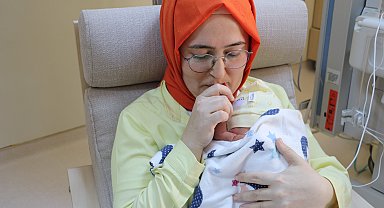 Prematüre bebeklere yoğun bakımda 'Ten tene temas' ile koruma