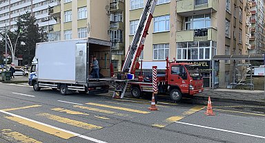 Rize'de fırtına sonrası mühürlenen 8 katlı binada oturan aileler taşınıyor