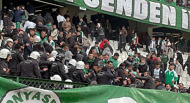 Sahaya girmek isteyen Konyaspor taraftarına polis müdahale etti