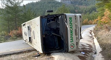 Sakarya'da ilkokul öğrencilerinin taşındığı midibüs devrildi: 10 yaralı