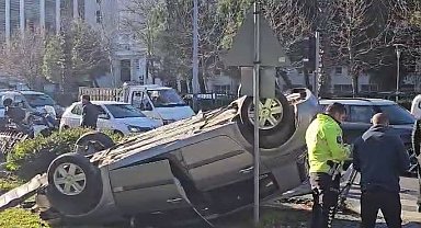 Samsun'da takla atıp tramvay yoluna devrilen otomobilin sürücüsü yaralandı