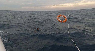 Seferihisar'da botları su alan 30 kaçak göçmenden 25'i kurtarıldı, 5'i aranıyor