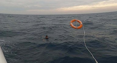 Seferihisar'da su alan botta kaybolan 5 kaçak göçmenden 2'sinin cesedine ulaşıldı