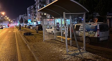Seyir halindeki kamyondan ayrılan lastik otobüs durağına çarptı: 1 yaralı