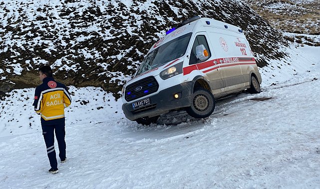 Siirt'te kara saplanan ambulans kurtarılıp hastaya ulaştırıldı