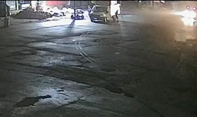 Siparişleri yüklerken kamyonet çarptı; 2 aracın arasında sıkışıp öldü