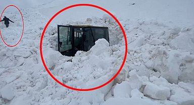 Şırnak'ta iş makinesi çalışırken üzerine çığ üştü; o anlar kamerada