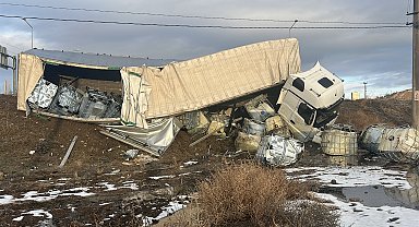 Sivas'ta buz tutan yollarda araçlar devrildi