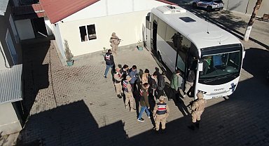 Son 2 haftada 49 göçmen kaçakçılığı organizatörü tutuklandı
