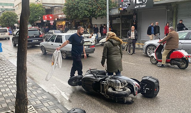 Sürekli arıza yapan yeni motosikletini bayi önünde benzin döküp ateşe verdi