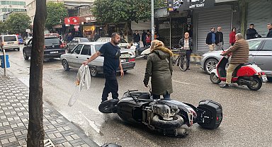 Sürekli arıza yapan yeni motosikletini bayi önünde benzin döküp ateşe verdi