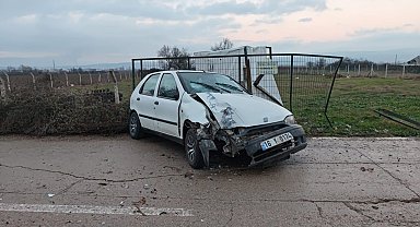 Sürücü hapşırırken kontrolünden çıkan otomobil çite çarptı; 2 yaralı