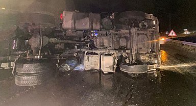 Susurluk'ta devrilen TIR'ın şoförü yaralandı