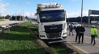 Tanker yol kenarındaki beton bloka çarptı: 1 yaralı