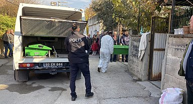 Tek odalı evde çıkan yangında köpeğiyle öldü