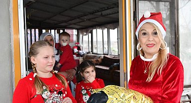 Tekirdağ'da çocukların 'Noel ablası', her yıl kapı kapı gezip hediye dağıtıyor