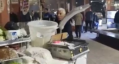 Tezgahına el konulan 'Yılancı Osman' zabıtaya zor anlar yaşattı; o anlar kamerada