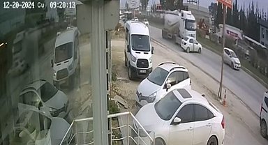 TIR, çarptığı otomobili 150 metre sürükledi; o anlar kamerada