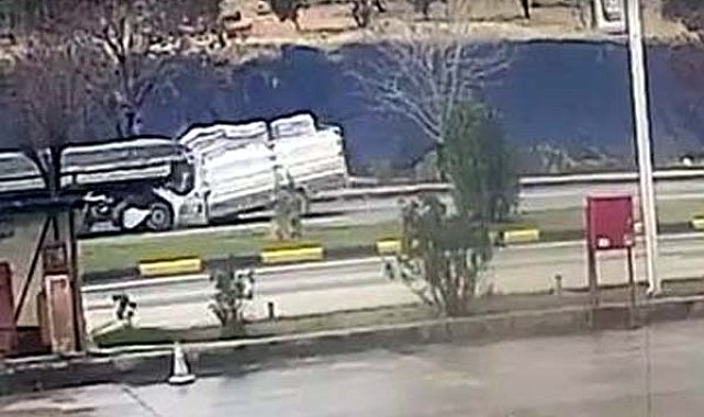 TIR'a çarpan kamyonetin sürücüsü öldü; kaza kamerada