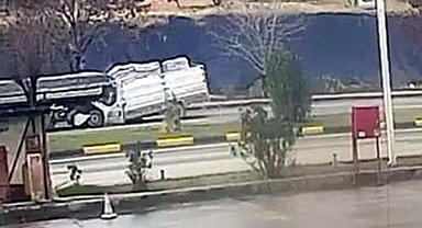 TIR'a çarpan kamyonetin sürücüsü öldü; kaza kamerada