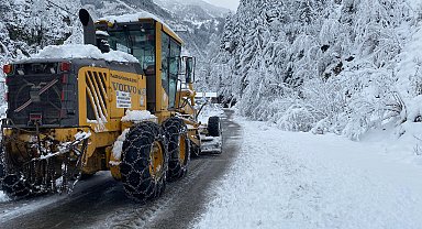 Trabzon'da 168, Giresun'da 215 yerleşim yolu, kardan kapandı