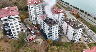 Trabzon'da 7 katlı binanın çatısı yandı