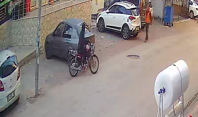 Trafikte cam silip, evine giderken motosiklet çalmış
