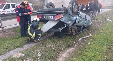 Tünel çıkışında otomobilin bariyere çarptığı kaza kamerada; 1 yaralı
