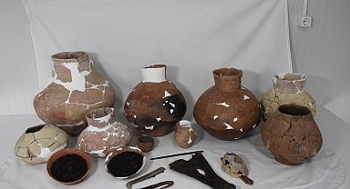 Ulucak Höyüğü'ndeki 7 bin 800 yıllık binada toplu objeler bulundu