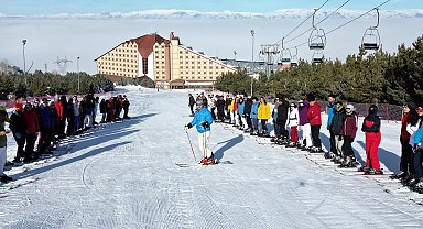 Üniversitelilere 2 bin 500 metrede kayak dersi