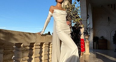 Uzak Şehir'in Alya'sı Sinem Ünsal, beyaz kuğuya benzetildi