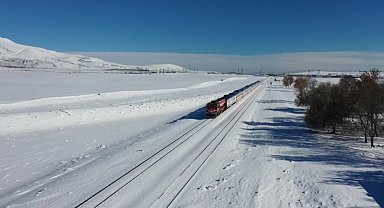 Van Gölü Ekspresi'nde kar manzaralı yolculuk