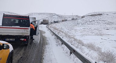 Van'da kar yağışı; Bahçesaray kara yolu trafiğe kapatıldı