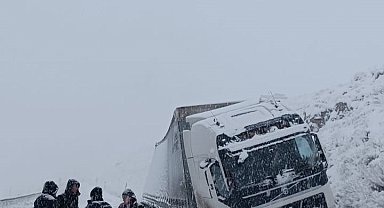 Van'da kar yağışı; Bahçesaray kara yolu trafiğe kapatıldı