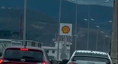 Yalova'da sollama yapan sürücünün otomobiliyle tehlikeli yolculuğu kamerada