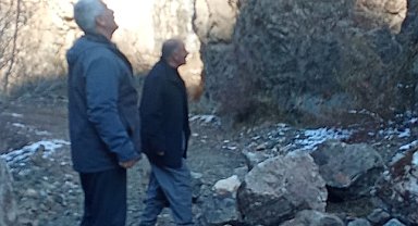Yamaçtan kopan kaya parçaları yola düştü