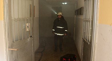 Yangında dairesinde mahsur kalan kadını, itfaiye eri kurtardı