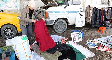 Yavru kedi hayatını değiştirdi; sokaktaki canlar için ikinci el eşya satıyor