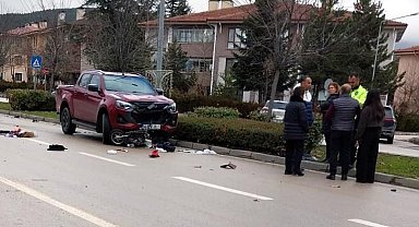 Yaya geçidinde kamyonetin çarptığı elektrikli bisikletin sürücüsü öldü