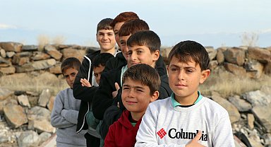 Yazın girdikleri Van Gölü'nde sararan saçları, kışın eski haline döndü
