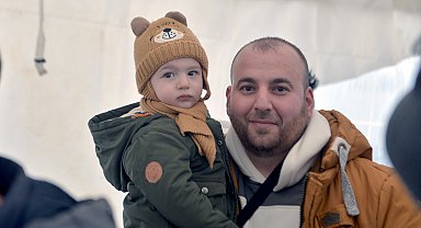 Yıllardır görmediği babasına kavuşmak için Cilvegözü Gümrük Kapısı'ndan geçmeyi bekliyor